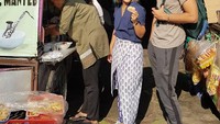 Widi Mulia dan Dwi Sasono terlihat sedang mengantre bubur ayam. Sebelum mendapatkan semangkuk bubur, Widi pun terlihat sudah membawa cireng untuk mengganjal perut Foto: Instagram@widimulia