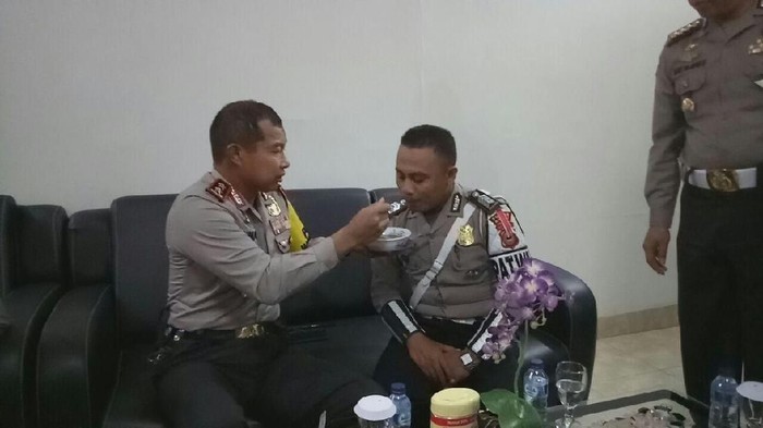Suapi Kakek Tuna Wisma, Bripka Yumanto Raih Penghargaan Kapolda