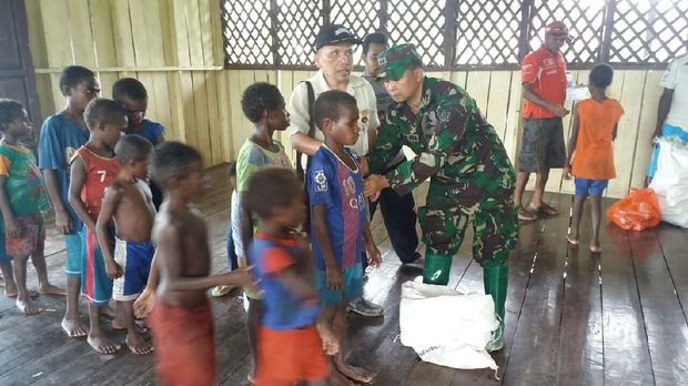 Satgas Kesehatan TNI Beri Vaksin Campak untuk Anak-anak di Asmat  