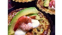 Kali ini ia membuat kue pie Prancis yang bernama Quiche. Quiche yang ini, ia buat sendiri resepnya saat masih berusia 16 tahun. Pie ini ia namai Sour & Shrimp French Quiche. Foto: Instagram @arieltatum