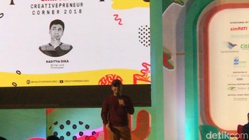 Hadir juga Writer dan Filmmaker Raditya Dika. Dia membagi tips sukses untuk para anak muda yang ingin berkiprah menjadi pengusaha kreatif di era digital. Menurutnya, kunci suksesnya hanya dua, yakni terus belajar dan terus berusaha. (Foto: detikINET/Adi Fida Rahman)