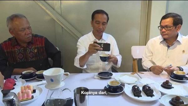 Foto: Jokowi, Kopi dan Cantiknya Gunung Puntang