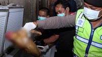 Penggerebekan dilakukan sejumlah personel Polsek Baleendah dan Satpol PP Kecamatan Baleendah di tempat tinggal milik Ipan Manurung (40), Jumat (19/1/2017), mulai pukul 17.00 hingga 20.00 WIB. Aparat dibantu aparatur Desa Rancamayar dan warga sekitar Kampung Cilbag RT 3 RW 4.