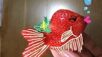 Pengguna twitter lainnya membuat strawberry ini menjadi seekor ikan. Ia menambahkan sirip, ekor, mata dan bahkan bibir ikan yang membuatnya tampak lucu.Foto: Istimewa