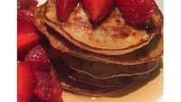 Kalau yang ini, dibuat hanya dalam waktu 5 menit oleh Ariel. Pancake pisang dengan  topping strawberry ini sepertinya lezat! Foto: Instagram @arieltatum