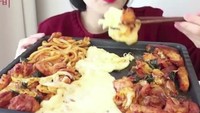 Gadis mungil bernama Nado ini ternyata makannya banyak lho saat Mukbang, bisa dilihat di akun Instagramnya @nado_odo. Foto: Instagram/@wowmukbang