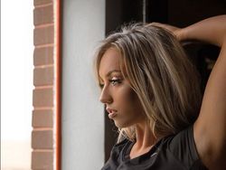 Elle Darby, Selebgram Seksi yang Mau Gratisan di Hotel Mewah