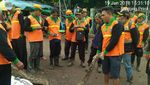 Foto: Tanpa Perlawanan, Ini Ular Sanca yang Ditangkap Pasukan Oranye