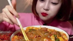 Mukbang dari Korea tengah menjadi tren di media sosial, yakni siaran makan dengan porsi yang tidak sedikit. Nah, orang-orang ini tubuhnya tidak menggemuk lho.