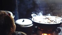 Sepertinya Ibu Widi sedang berada di rumah makan mangut lele. Terlihat dirinya bersama dengan Den Bagus sedang menunggu proses pembuatan mangut lele yang dimasak dengan kayu bakar. Kira-kira lagi ada dimana ya? Foto: Instagram@widimulia