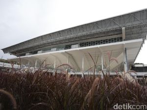 Di Bawah Rintik Hujan, Panpel Percantik Istora Jelang Indonesia Masters