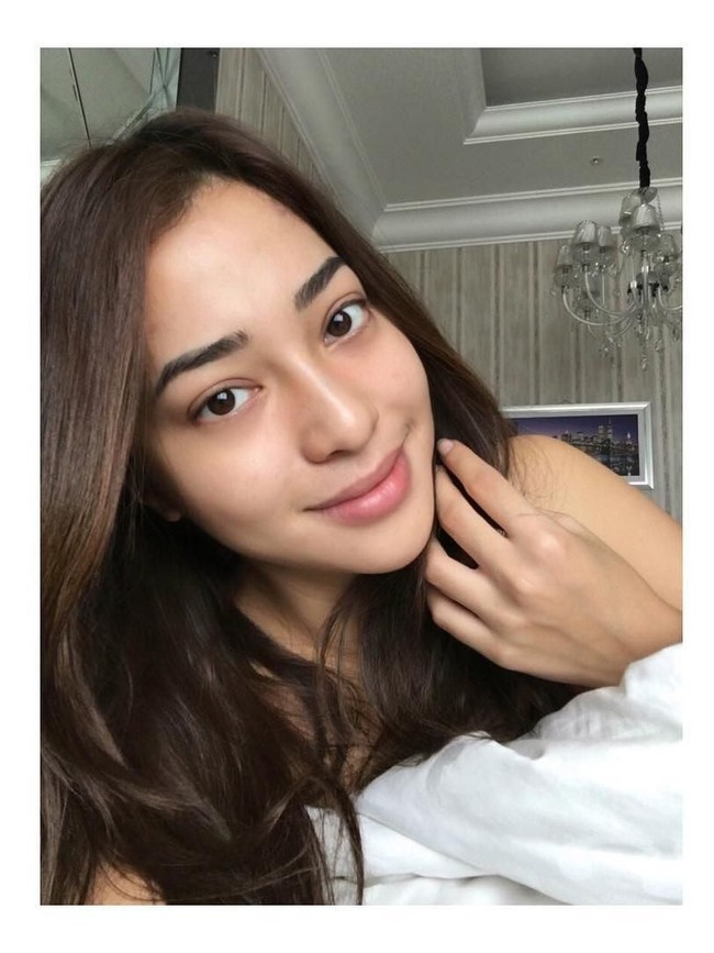 Rela habis-habisan demi melakukan perawatan wajah, tak heran jika Nikita Willy cantik dan flawless saat berfoto tanpa makeup di tempat tidur. (Foto: Instagram)