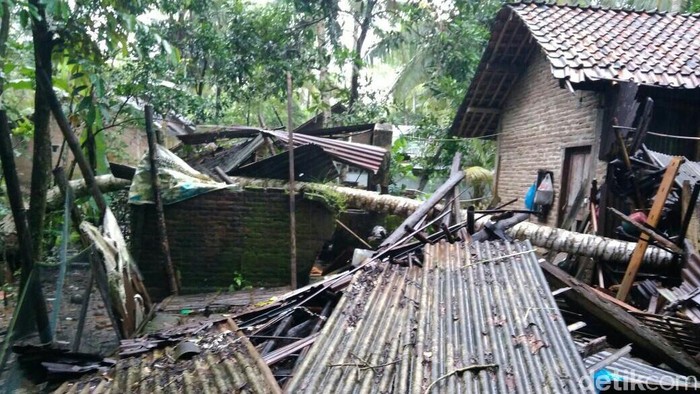 Angin Kencang di Kebumen, Belasan Rumah Ambruk Tertimpa Pohon