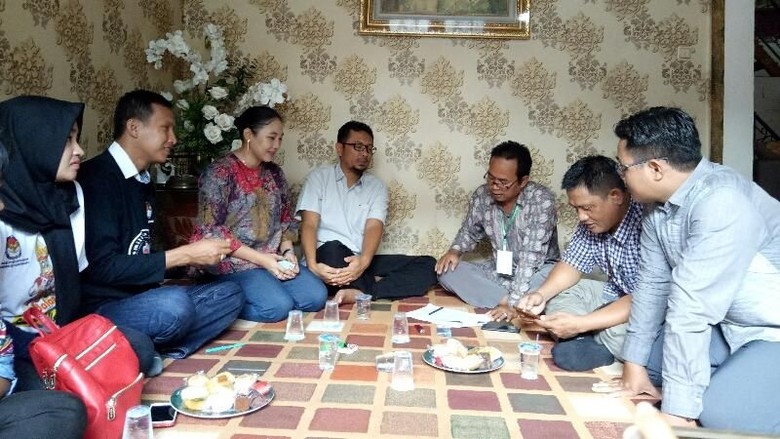 KPU Banyuwangi Lakukan Coklit, Rumah Tokoh Politik Jadi Sasaran KPU Banyuwangi Lakukan Coklit, Rumah Tokoh Politik Jadi Sasaran