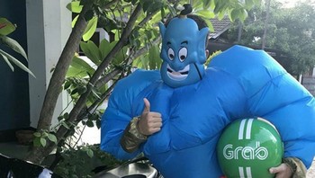 Ada abang jin nih, tapi helmnya muat di kepala gak tuh ya. (Foto: Instagram/dramaojol.id)