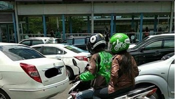 Mundur dikit kek neng, abang gak kebagian duduk. (Foto: Instagram/dramaojol.id)