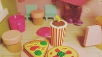 Penghapus bentuk pizza dan minuman ini menggemaskan! Paduan warna dan bentuknya imut banget. Akun instagram @bebandtoys mengaku jika penghapus ini ia beli di China.Foto: Istimewa