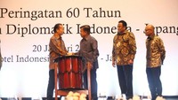 JK mengaku sangat gembira anak-anak muda berperan sangat aktif dalam memperkuat hubungan antarmasyarakat. Hal itu tampak jelas dalam berbagai kerjasama dan aktivitas terkait ilmu pengetahuan, pendidikan, kesenian, kebudayaan dan pariwisata. (Foto: Dok. Setwapres)