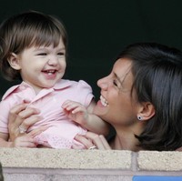 Putri semata wayang Tom Cruise dan Katie Holmes bernama Suri Cruise. Dalam bahasa Ibrani, suri berarti putri raja. (Foto: Getty Images)