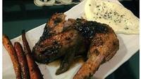 Hidangan yang satu ini dimasak Ariel Tatum selama 3,5 jam, lho! Tapi menurutnya Rosemary-Honey Roasted Chicken miliknya ini rasanya lezat dan punya bentuk yang lebih menarik. Foto: Instagram @arieltatum