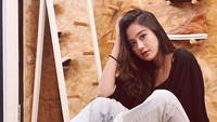 Salshabilla Adriani digosipkan merokok saat berbincang dengan teman wanitanya. Foto: Instagram Salshabilla Adriani