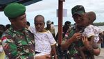 Potret Satgas Kesehatan TNI Beri Vaksin ke Anak-anak Asmat