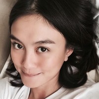 Agnes Monica atau yang kini populer dengan nama Agnez Mo sungguh flawless saat berpose tanpa makeup di tempat tidur. (Foto: Instagram)