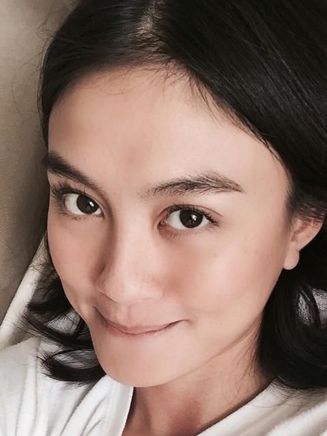 Agnes Monica atau yang kini populer dengan nama Agnez Mo sungguh flawless saat berpose tanpa makeup di tempat tidur. (Foto: Instagram)