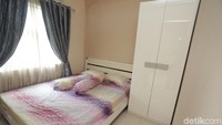 Di lokasi proyek ada rumah contoh yang bisa dilihat-lihat, lengkap dengan perabotan. Perlu dicatat, nantinya rumah yang dijual tanpa perabotan.