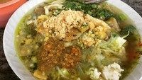 Di terminal Purbaya Surabaya @sambul menikmati soto ayam berkuah bening dan kuning. Wah, taburan poyahnya melimpah dan bikin laper!Foto: Istimewa