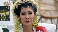 Akad nikah yang awalnya digelar di taman terbuka, harus dipindah karena hujan dan angin kencang. Foto: Noel/detikHOT