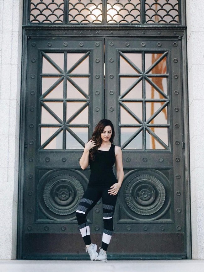 Seiring bertambahnya usia, semakin sulit untuk mempertahankan tubuh yang seksi dan wajah bebas kerut. Tapi, ibu tujuh anak ini tampaknya menentang penuaan setelah fotonya menjadi viral di media sosial. (Foto: Instagram)