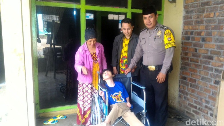 Kisah Persahabatan Bripka Anang dan Bocah Disabilitas di Sukabumi Kisah Persahabatan Bripka Anang dan Bocah Disabilitas di Sukabumi