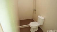 Ada pula kamar mandi dilengkapi closet duduk dan shower
