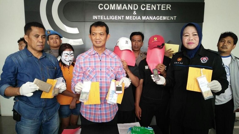 Masih Ada Praktik Prostitusi di Eks Dolly, Dua Germo Diamankan Masih Ada Praktik Prostitusi di Eks Dolly, Dua Germo Diamankan