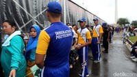 Tetapi, di hari ke empat pelayanan pembuatan paspor digelar di Lapangan Tugu Monas.