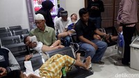Usai dikhitan beberapa bocah terlihat meneteskan air mata.