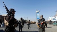 Kendaraan militer AS berada di dekat hotel bersama dengan polisi dari Afghanistan.