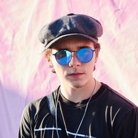 Makin ganteng dengan kacamata. Setuju nggak? (Foto: Getty Images)