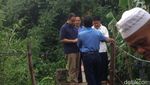 Foto: Ekspresi Anies saat Susuri Jembatan Ngeri di Jagakarsa
