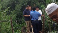 Di ujung jembatan, Anies terlihat berbincang dengan Tubagus dan Nedi (Foto: Ibnu Hariyanto/detikcom)