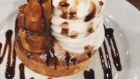 Menghabiskan quality time bersama sang ibu, Isyana memilih menyantap dessert dengan topping es krim dan saus cokelat. Foto: Instagram isyanasarasvati