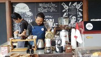 Dua barista siap melayani pertanyaan pembeli. Terutama soal daerah asal kopi dan profil rasanya. Mau tanya soal biji kopi lokal? Mereka bisa menjawabnya.Foto: detikfood