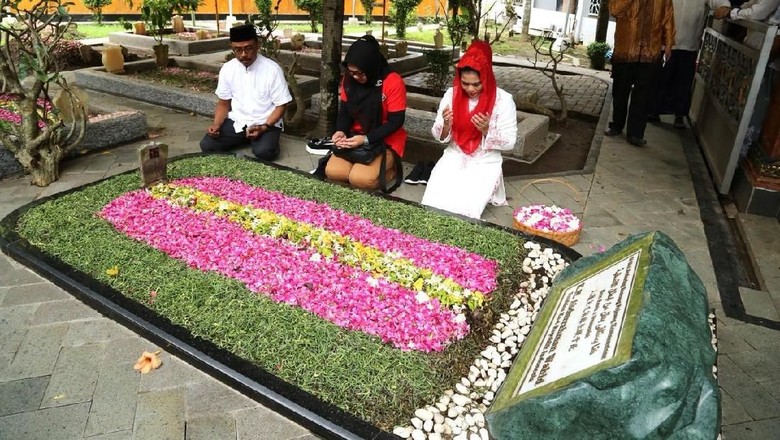 Puti Safari ke Jombang, Temui Gus Solah dan Ziarah Makam Gus Dur Puti Safari ke Jombang, Temui Gus Solah dan Ziarah Makam Gus Dur