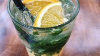 Segarnya lemon mojito dengan daun mint jadi minuman pertama Isyana saat usianya menginjak 22 tahun. Foto: Instagram isyanasarasvati