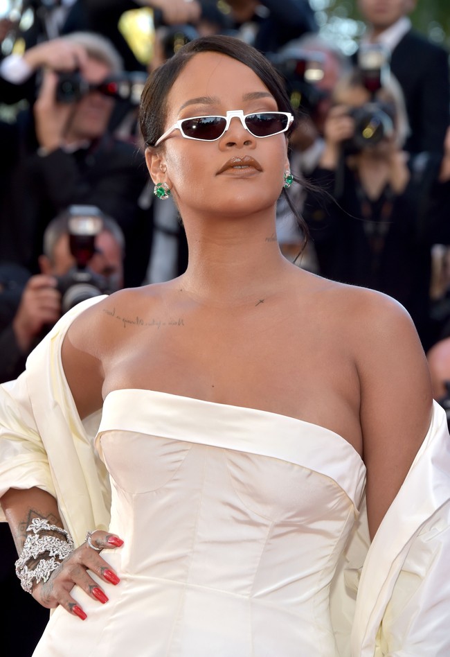 Tidak hanya di industri musik, Rihanna juga punya pengaruh kuat di dunia gaya hidup dan kultur pop. Ia meluncurkan foundation dalam 40 warna yang mewakili wanita dari berbagai ras. Lewat produk kosmetiknya Fenty Beauty, Rihanna membuka mata bahwa kecantikan bisa datang dari beragam warna dan bentuk. Di samping itu, ia juga tetap sukses dalam karier musiknya. Foto: Getty Images