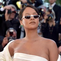 Tidak hanya di industri musik, Rihanna juga punya pengaruh kuat di dunia gaya hidup dan kultur pop. Ia meluncurkan foundation dalam 40 warna yang mewakili wanita dari berbagai ras. Lewat produk kosmetiknya Fenty Beauty, Rihanna membuka mata bahwa kecantikan bisa datang dari beragam warna dan bentuk. Di samping itu, ia juga tetap sukses dalam karier musiknya. Foto: Getty Images