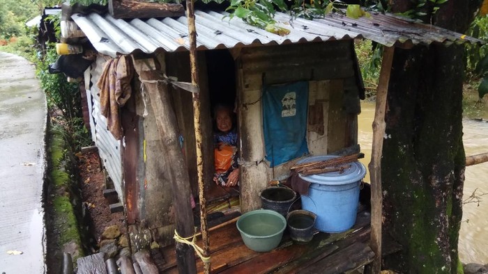 Kisah Nenek Saorah yang Tinggal Sendiri di Gubuk Lusuh
