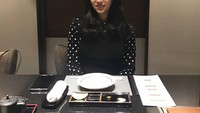 Berpose di sebuah restoran, Isyana tampak sudah siap menyantap makanan. Di hadapannya sudah ada piring dan alat makan. Tampaknya Ia ada di restoran Jepang. Foto: Instagram isyanasarasvati