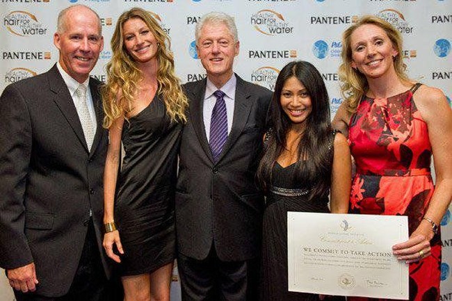 Menjadi Duta Global PBB, Anggun mendapat kesempatan untuk berkenalan dengan Presiden ke-42 AS Bill Clinton dan supermodel Gisele Bundchen. (Foto: Instagram)